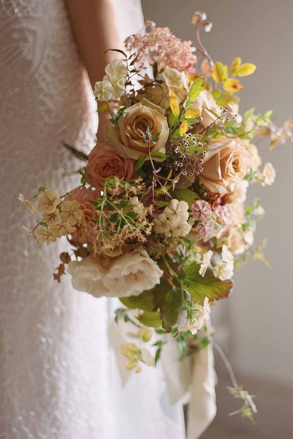 bridal-bouquet-creams-and-neutral-flowers